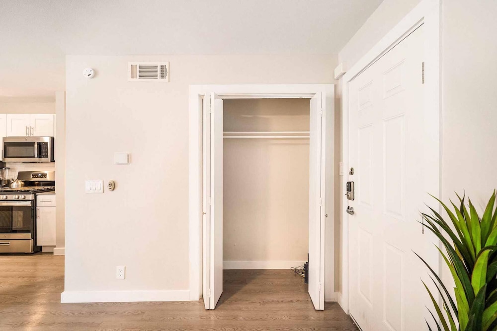 Stylish 1BR Near UT Mueller Evonify view 3