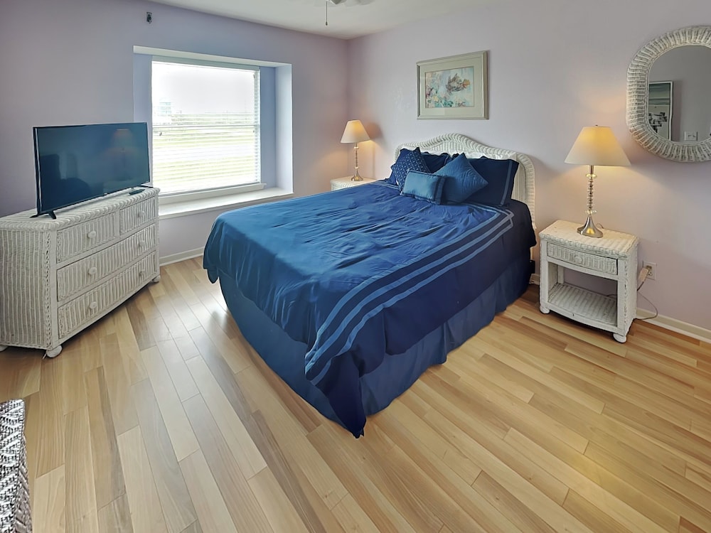 Whispering Sands Beachfront by Ryson Vacation Rentals