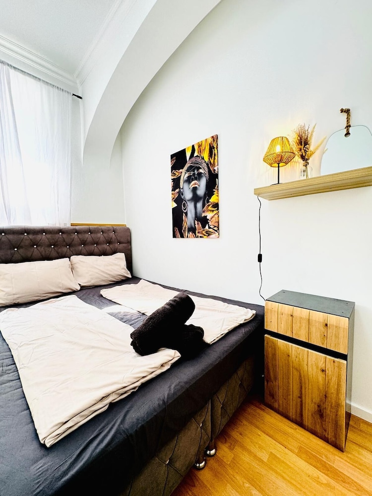 Urban 10BR Retreat Near Rathausplatz