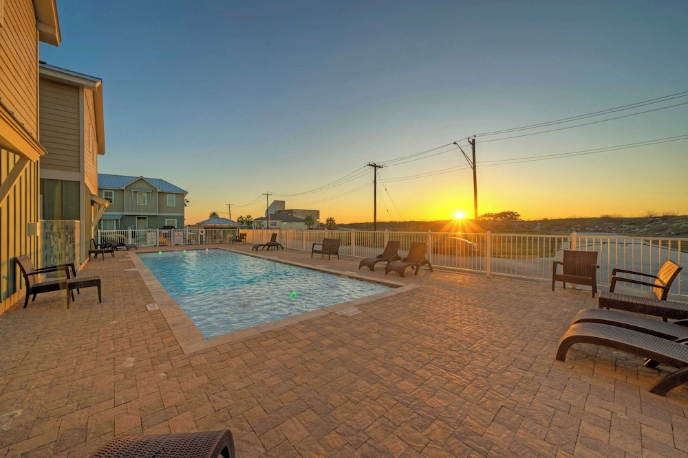 Ridley Retreat Community Pool, Mins to the Beach Corpus Christi + Port A