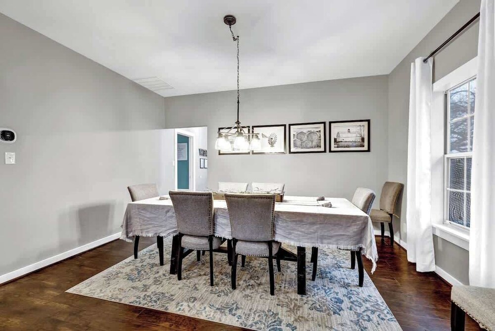 The Country Haus: Quaint Home 1 Mile From Downtown