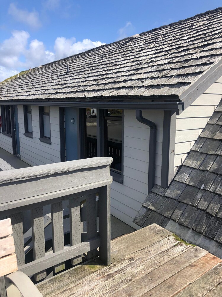 Sunset Oceanfront Lodging