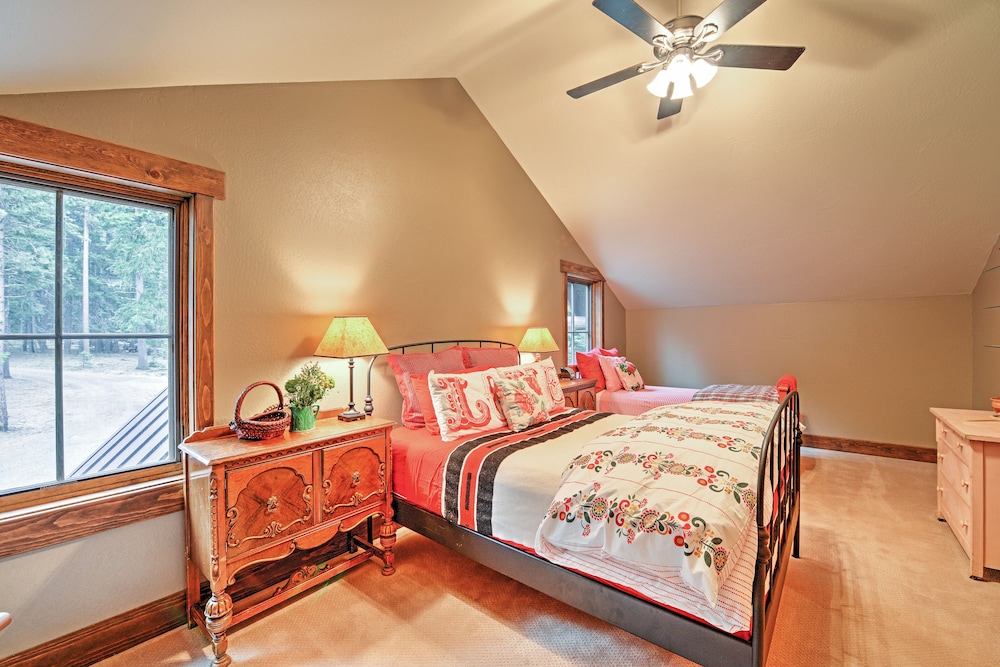 Ashland Lodge w/ Lake Views & Game Room Loft