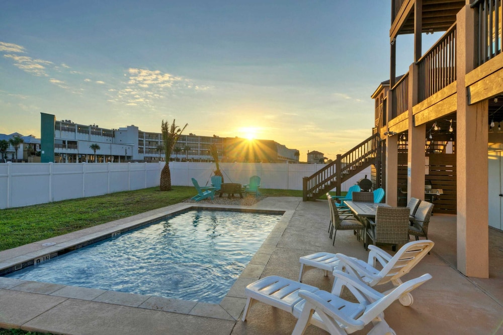 2 Homes, Sleeps 22 Steps to the Beach, Private Pool, Fire Pit, Balcony Views