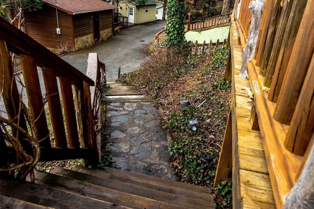 The Chimney Rock Inn & Cottages
