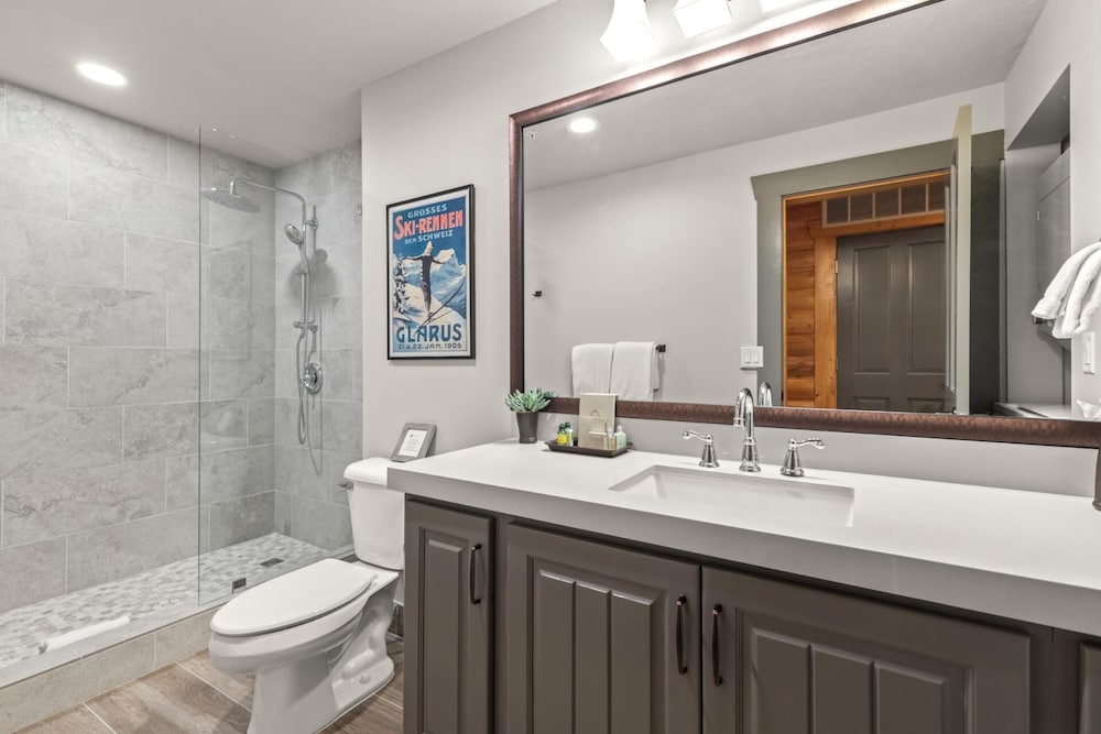 Black Bear Lodge KBM Resorts Walk to Slopes and Restaurants, Hot Tub, Elevator Access 2 Units, 4 Bedrooms BBL Ml-2744