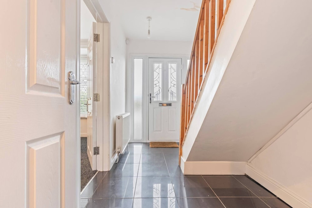 Beautiful 5 Bedroom Home in Coventry 14min to NEC