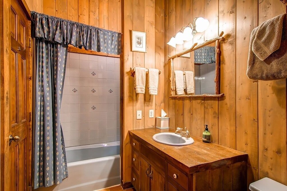 Bear Lodge 6 Bedroom Home by RedAwning