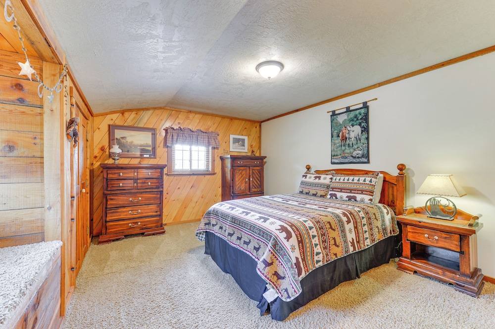 Stunning Mountain Views: Spacious Cabin in Dubois!