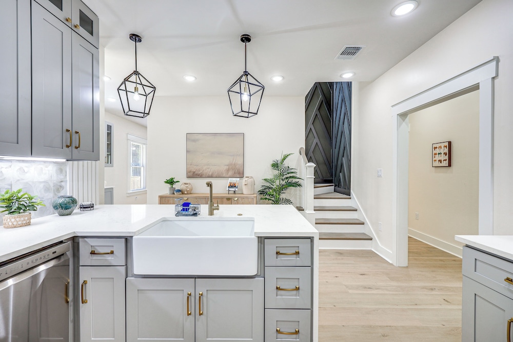 1 Mi to Dtwn: Family Home in San Antonio!