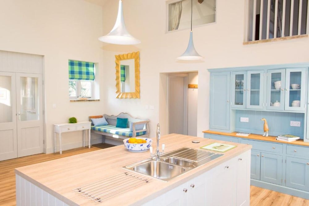Host Stay Boathouse Barn