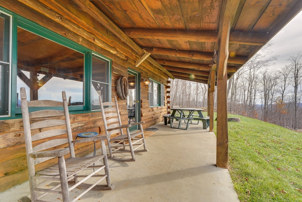 Remote Escape: Vermont Cabin w/ Mountaintop Views!