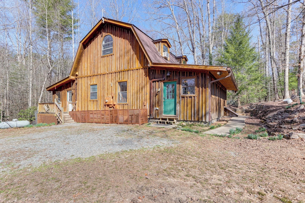 Deck & Fire Pit: Cherry Log Cabin on Farm!