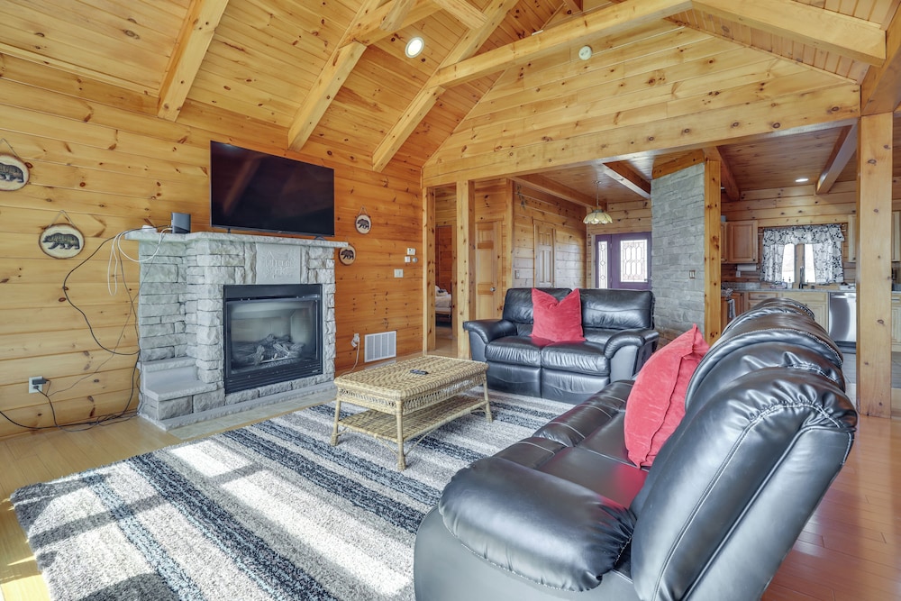 1 Mi to Lake Henry: Peaceful Poconos Cabin!
