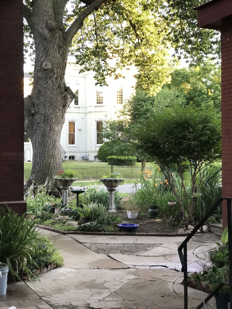 Vineyard Mansion & Carriage House Bed & Breakfast