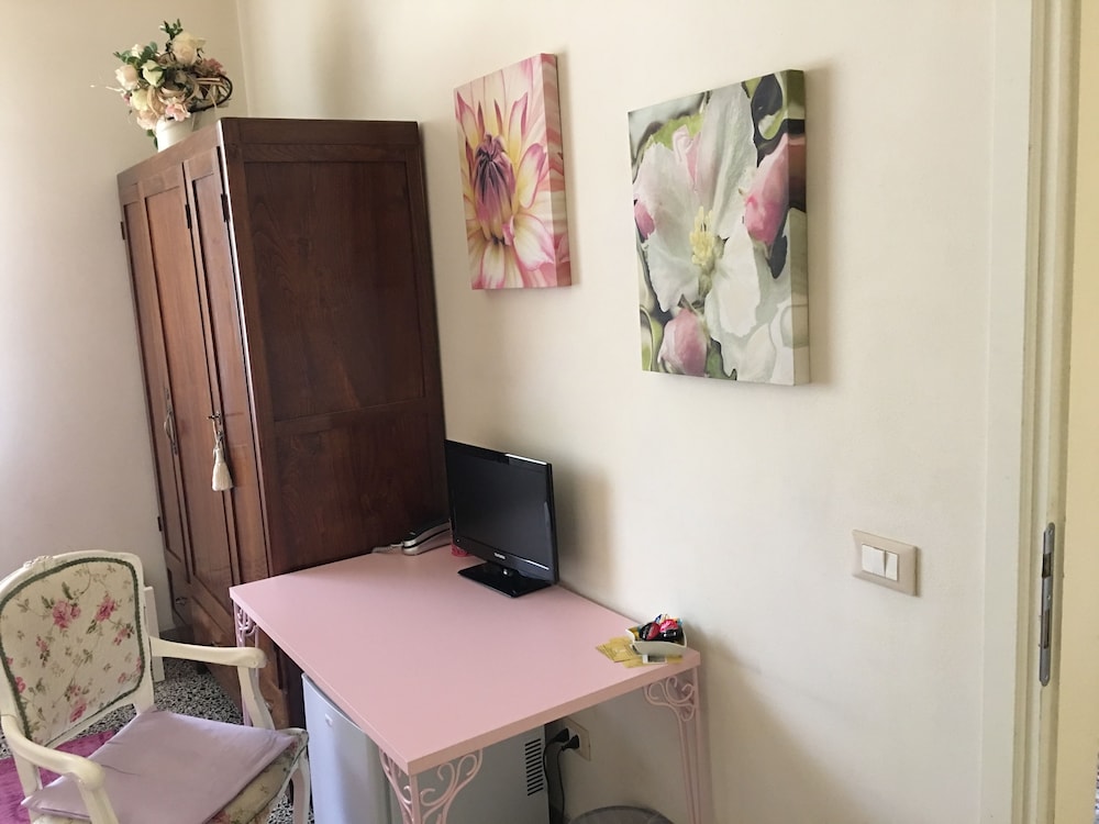 La Casa di Ugo by Relais CentroStorico photo 3