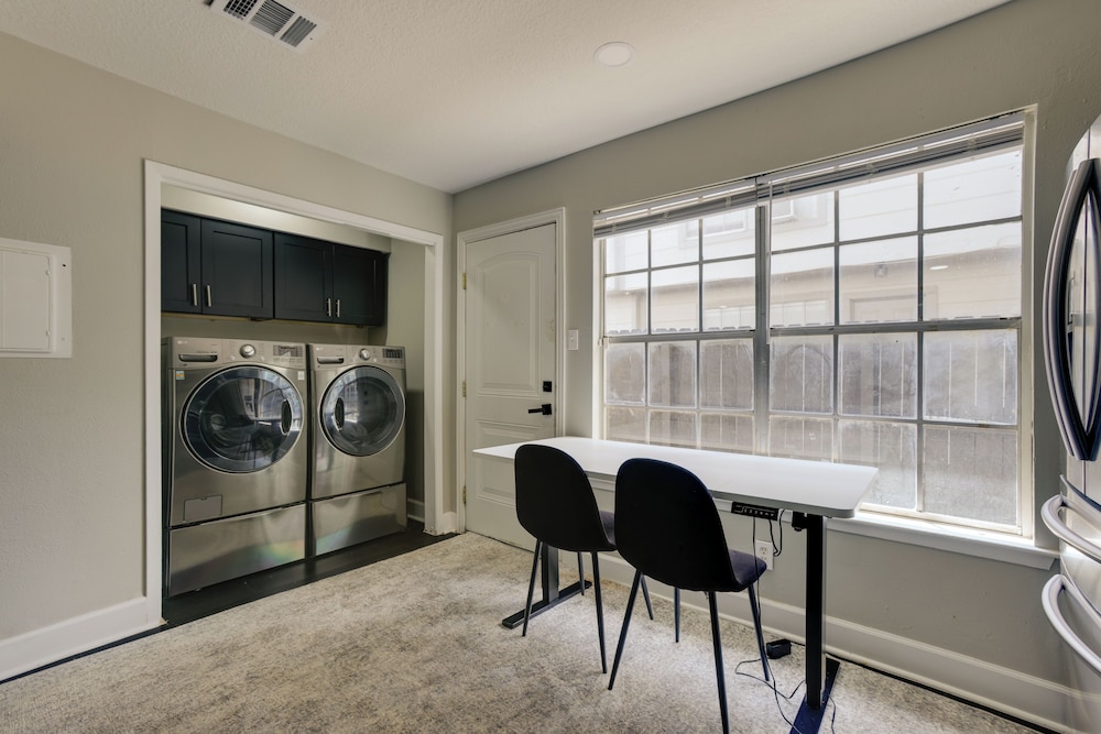 4 Mi to Iah: Suburban Houston Townhome
