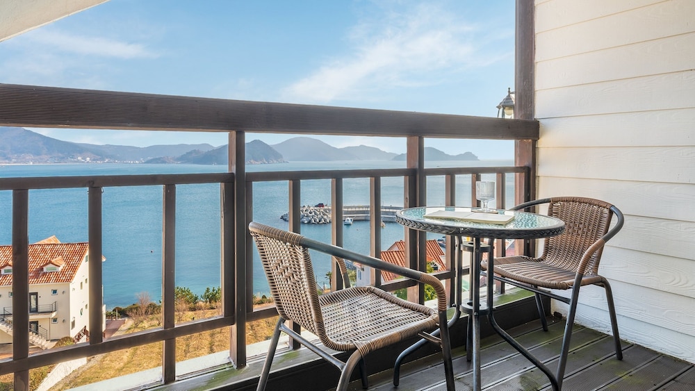 Geoje Kkachi and Santorini Pension