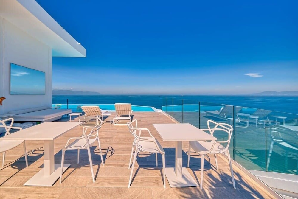 Luxury 1BR APT - Beach View - Jacuzzi - King Bed