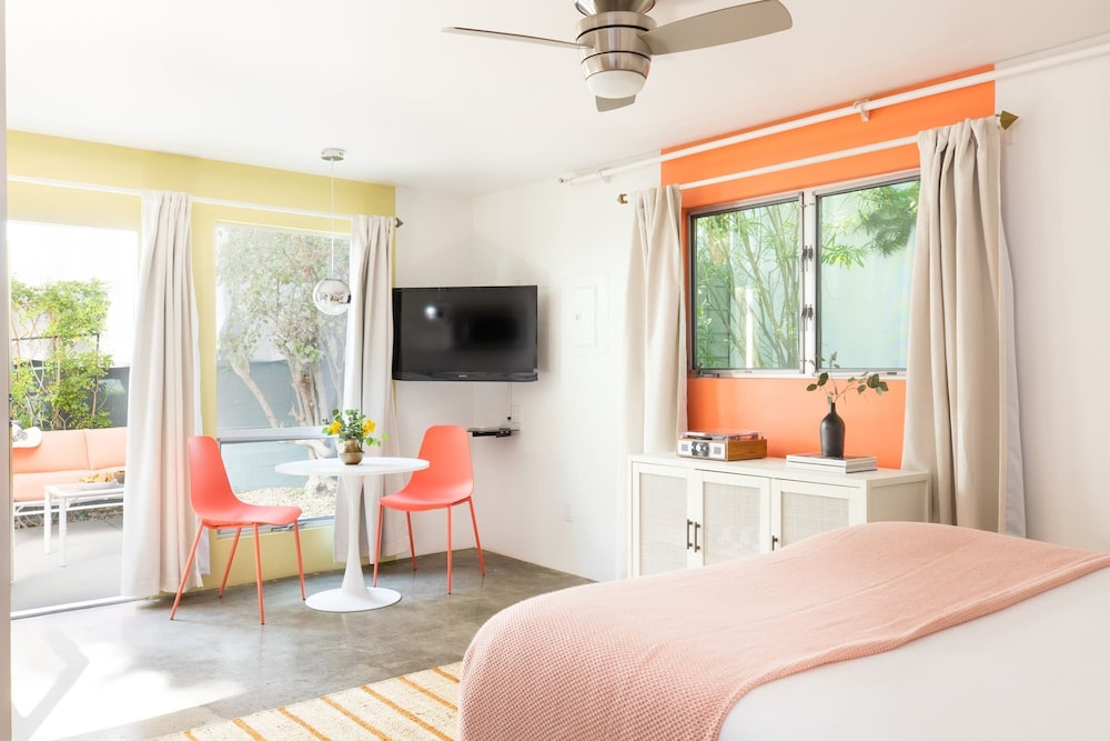 5 Private Rooms Sleeps 14 Wesley Studio Buyout