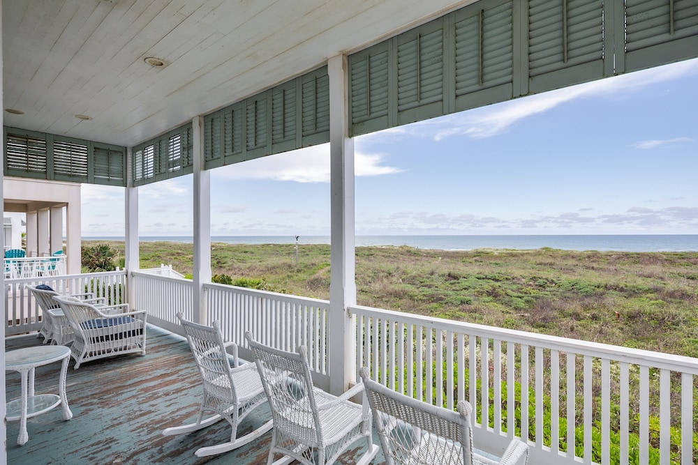 Palm House - Private Beachfront House 3 Bedroom Home by RedAwning