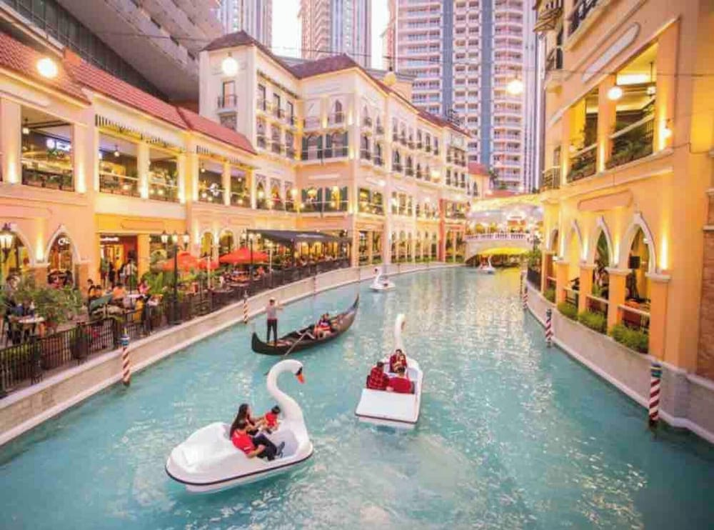 Luxurious Studio in Mckinley Hill With City View
