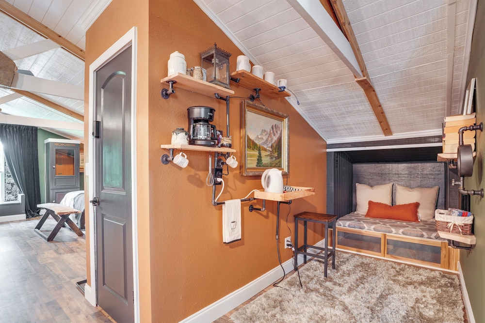 Cozy Altoona Studio w/ Fire Pit: Farm On-site!