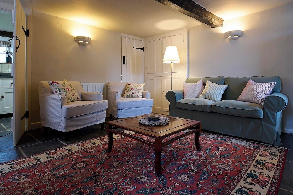 Drewe Arms Bunk Rooms & Church Cottage