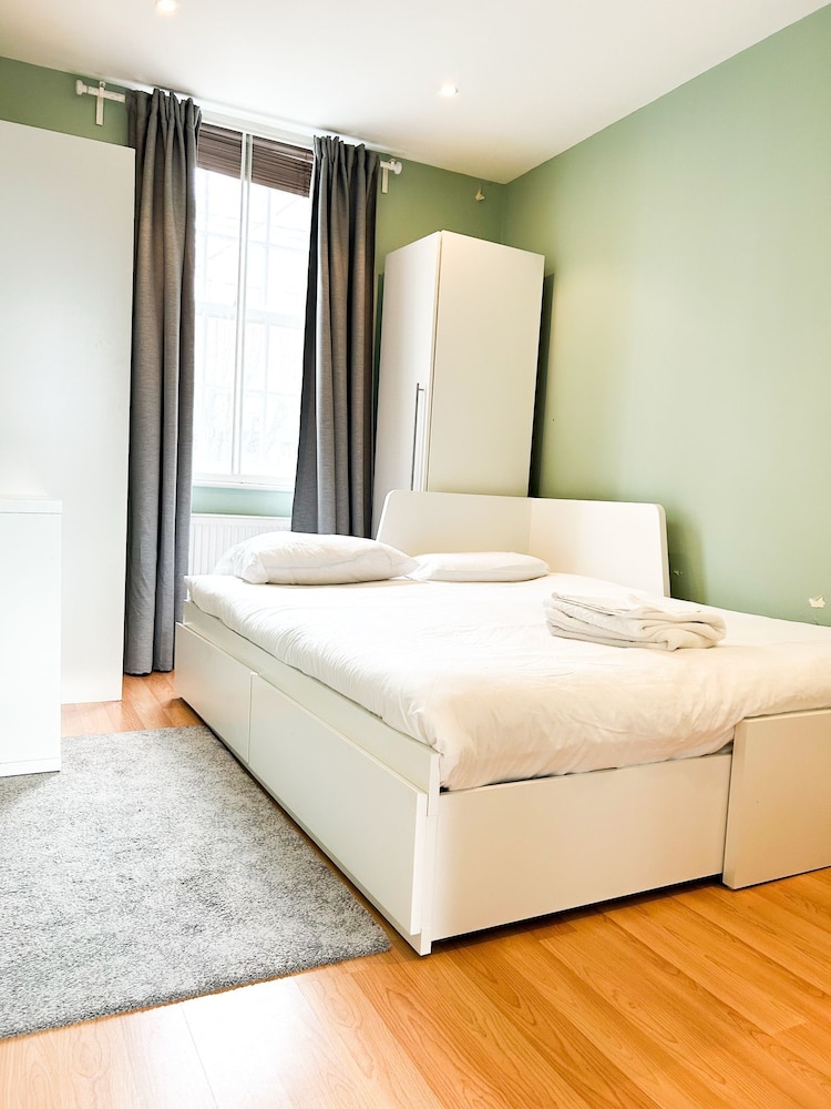 Hammersmith 2 Bedroom Flat River Thames
