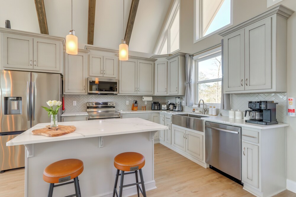 11 Mi to Dtwn Ellijay: Newly Built Modern Cabin!