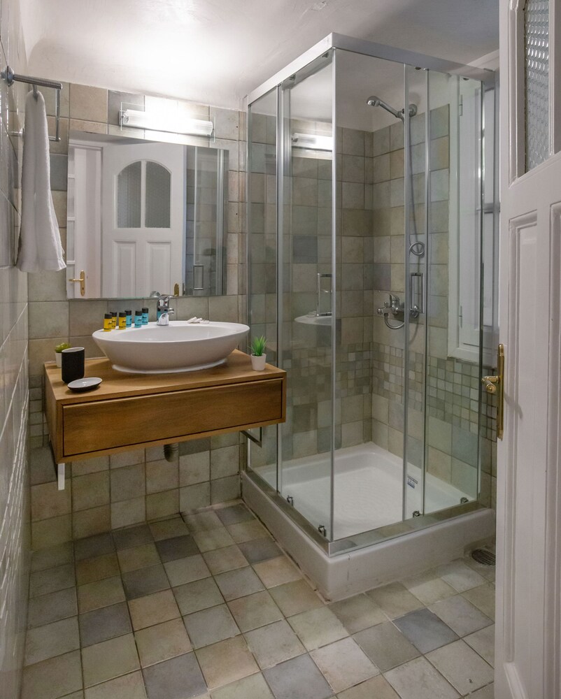Neoclassical Apartment near Syntagma - Plaka by GHH