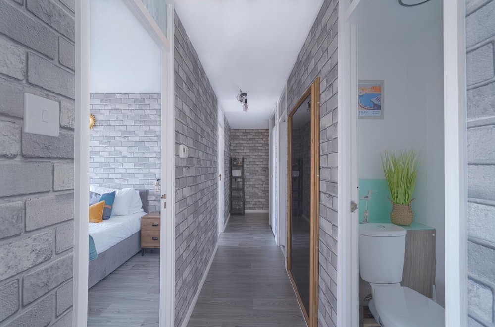 Central Brighton 1-bedroom Flat Modern & Bright Walk to Beach Sleeps 2