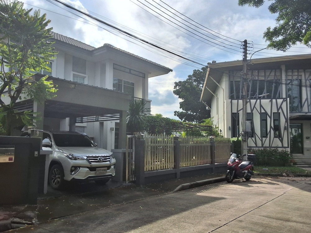 Spacious Entire House With Shared Fitness Room and Shared Indoor Pool in Club