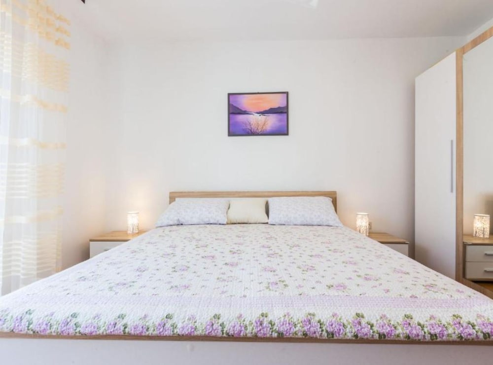 Stylish Two Bedroom Apartment Retreat With Balcony in Zadar