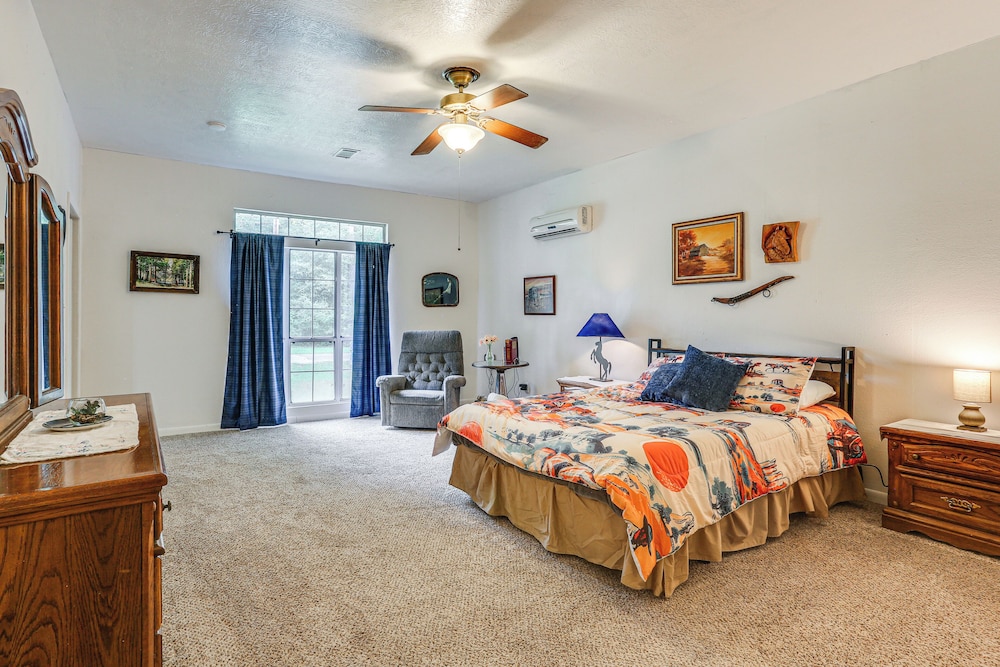 Relax By the Lake: Quiet East Texas Retreat