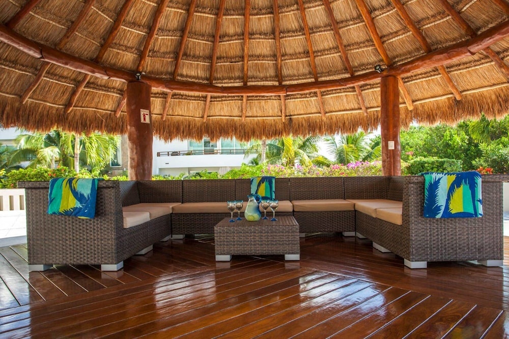 Great 2BR Condo Steps to Beach w Pool Sleeps 8 view 2