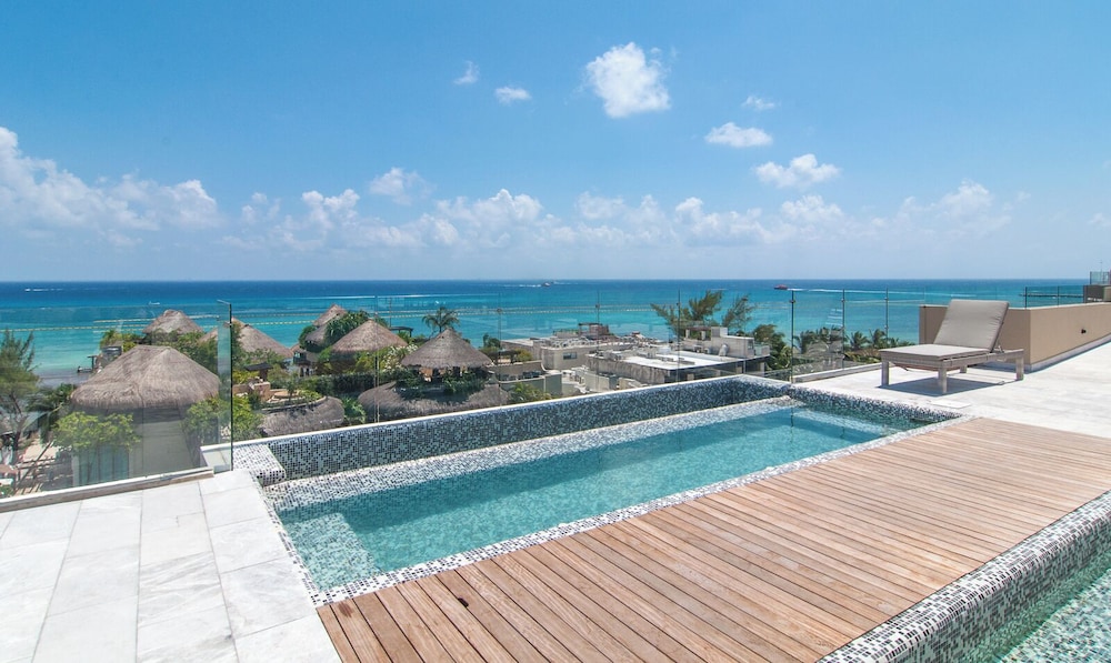 Condos with Oceanview Rooftop Pool