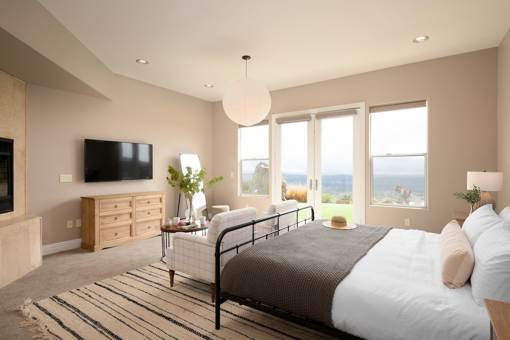 Colina by Avantstay Secluded Mountain Top Oasis w Pool Hot Tub Putting Green