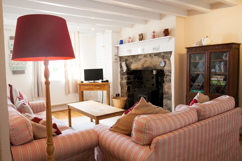 Arallt Holiday Cottage view 4