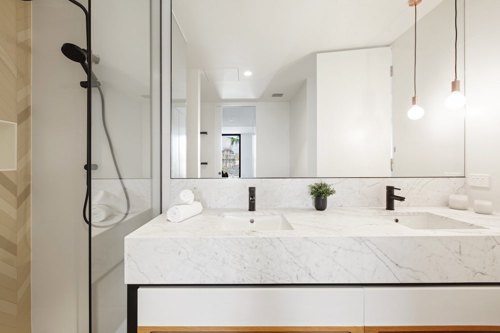 Chic 1-bed With a Sleek Balcony Near Shops