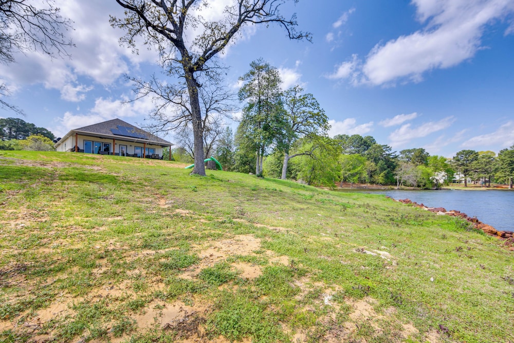 Lake Palestine Vacation Rental - Steps to Water!