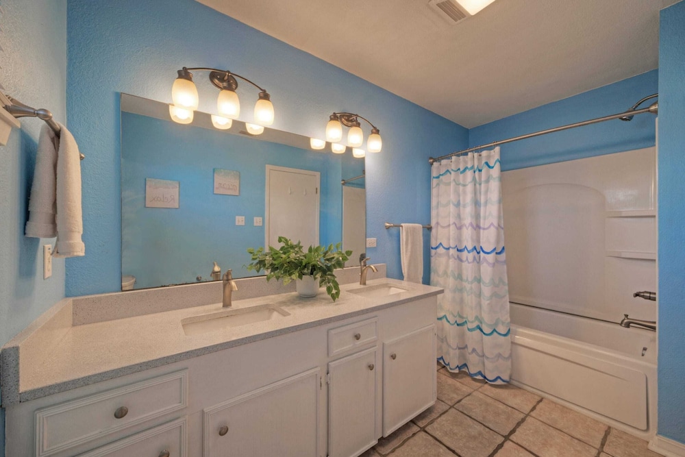Coastal Retreat w/ Pool, BBQ & Sunset Views Beers and Sunshine by Avantstay