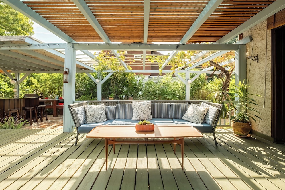 Relax in a Garden Oasis by Sea N' Rent