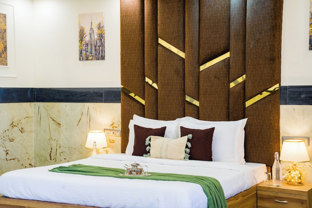 ELIVAAS Ivory Estate Pet-friendly Farm