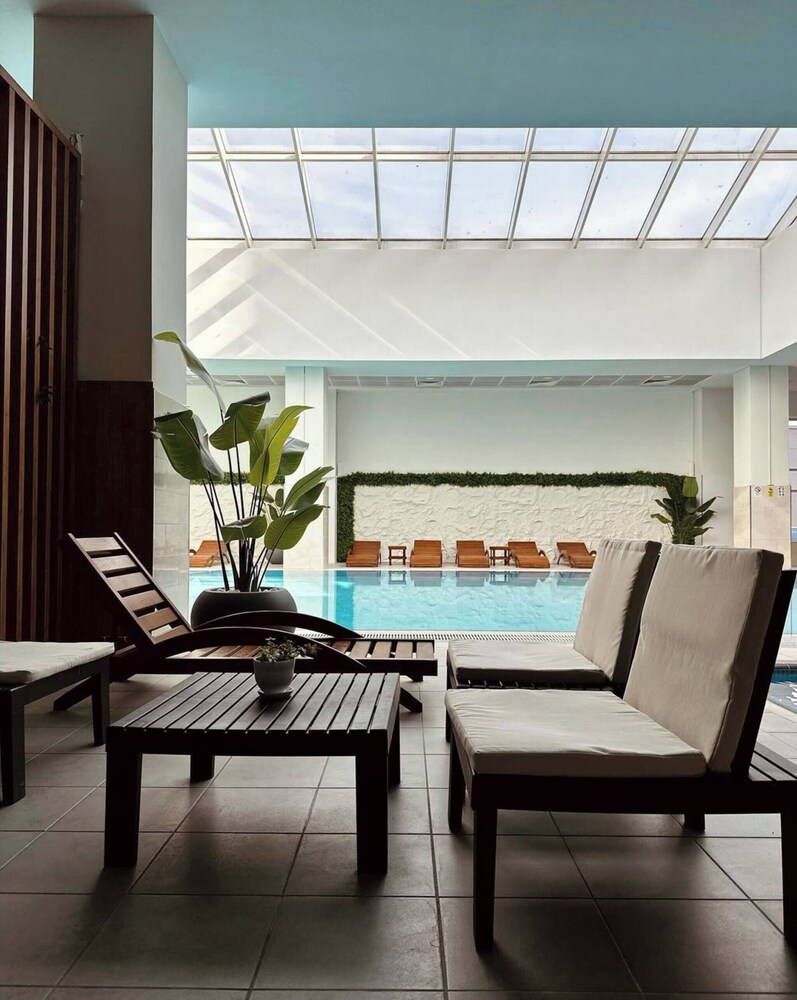 Deluxe Two Bedroom Condo & Pool on 5th Floor