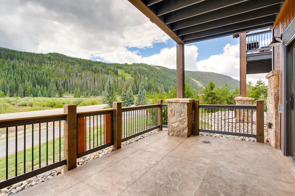New 3bdr Luxury /sleeps 10 W Fireplace & Mountain Views 3 Bedroom Townhouse by RedAwning