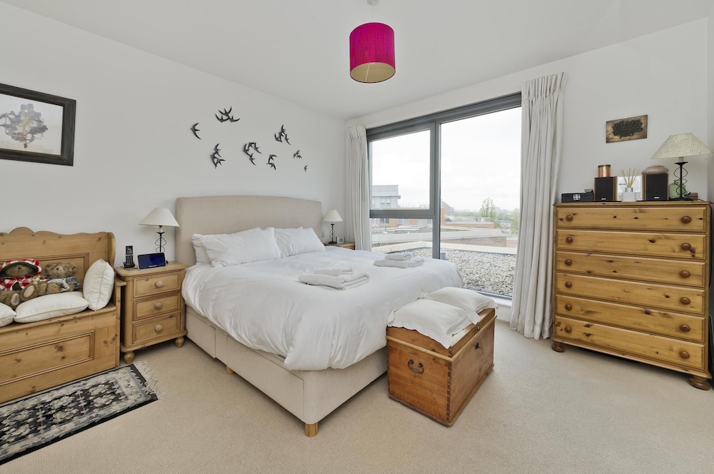 Superb Apartment With Terrace Near the River in Putney by Underthedoormat