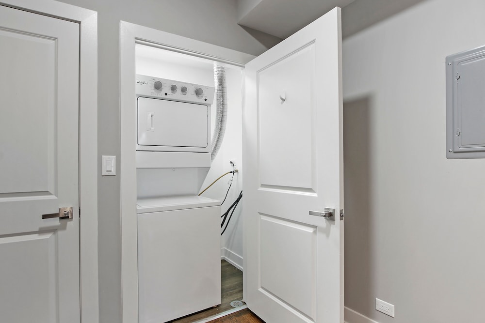 3BR Well-Furnished Apt - Kedzie 3F - Image 3