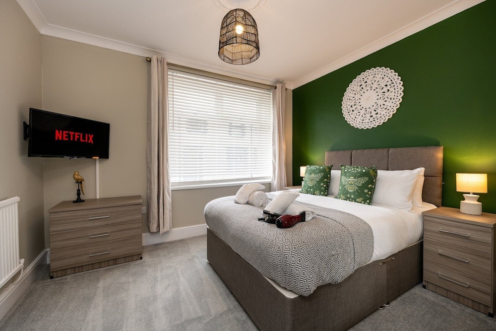 Comfortable 4-bed Home With Free Parking Wales