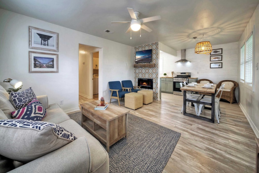 Dual Port A Cottages 2 Complete Homes Walk to the Beach + Patio Fully-equipped Kitchens